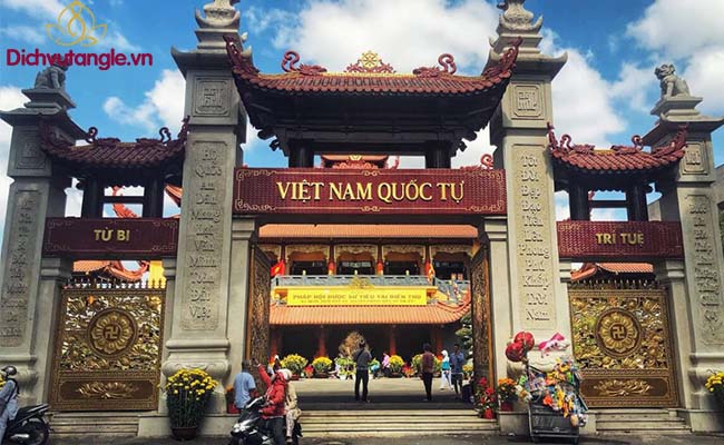 Cổng tam quan của Chùa Việt Nam Quốc Tự