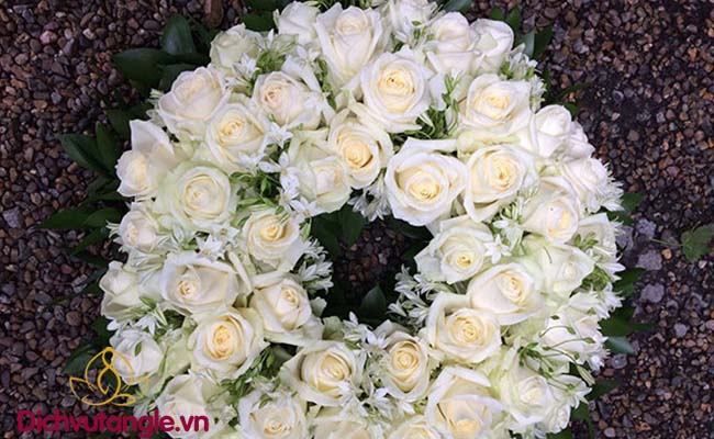 Vòng Hoa màu trắng là sự tiếc thương và chia sẻ